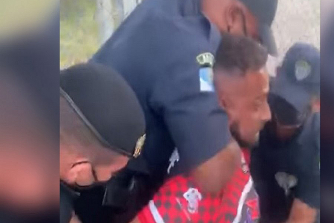 Professor que dava aula ao ar livre recebe mata-leão de guardas municipais em abordagem - Vídeo - News Rondônia