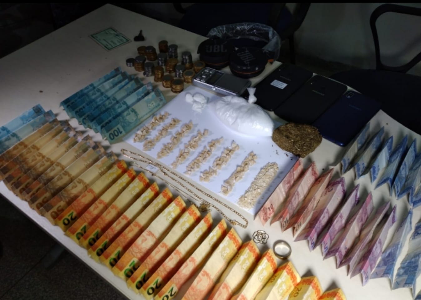 CASA CAIU: Força Tática estoura boca de fumo e prende casal com 300 porções de drogas - News Rondônia CASA CAIU: Força Tática estoura boca de fumo e prende casal com 300 porções de drogas - News Rondônia