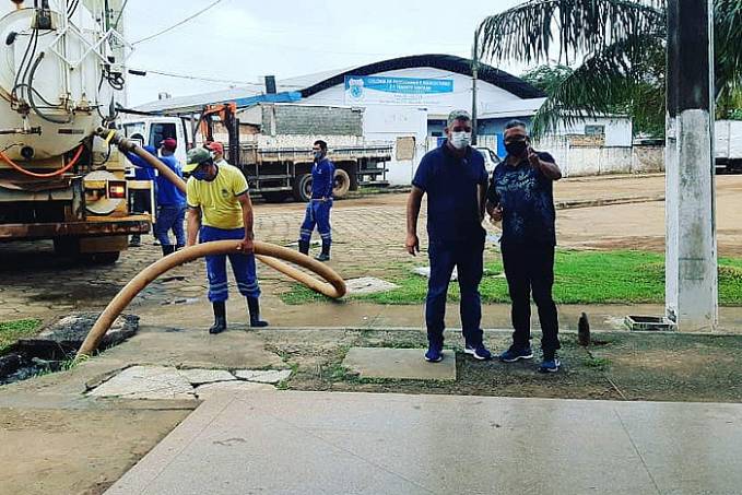 Vereador Valtinho Canuto acompanha limpeza de terreno baldio no Cai Nágua - News Rondônia