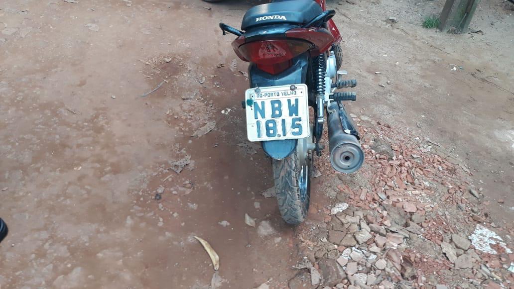 ADOLESCENTES TENTAM FUGIR COM MOTO ROUBADA, MAS POLÍCIA AGE RÁPIDO E IMPEDEM A FUGA - News Rondônia