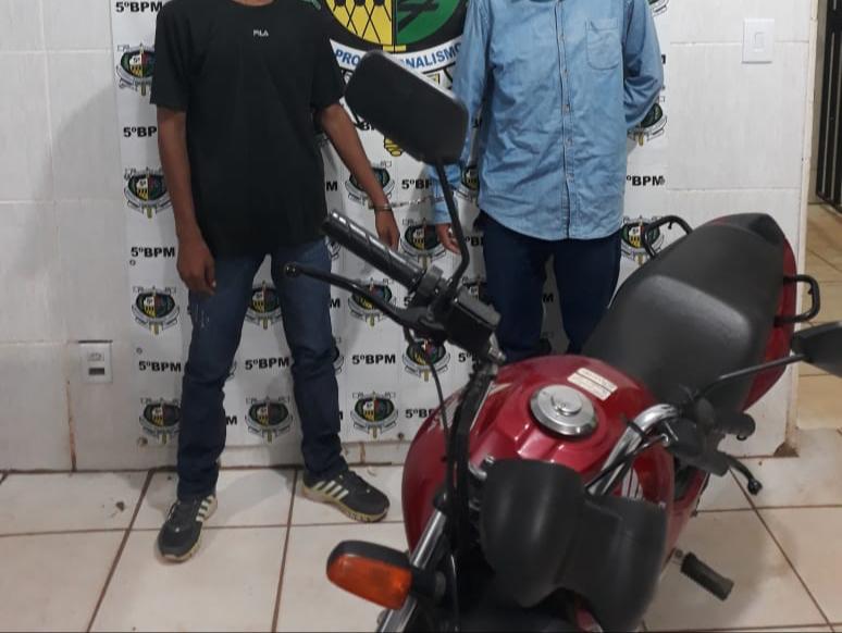 ADOLESCENTES TENTAM FUGIR COM MOTO ROUBADA, MAS POLÍCIA AGE RÁPIDO E IMPEDEM A FUGA - News Rondônia