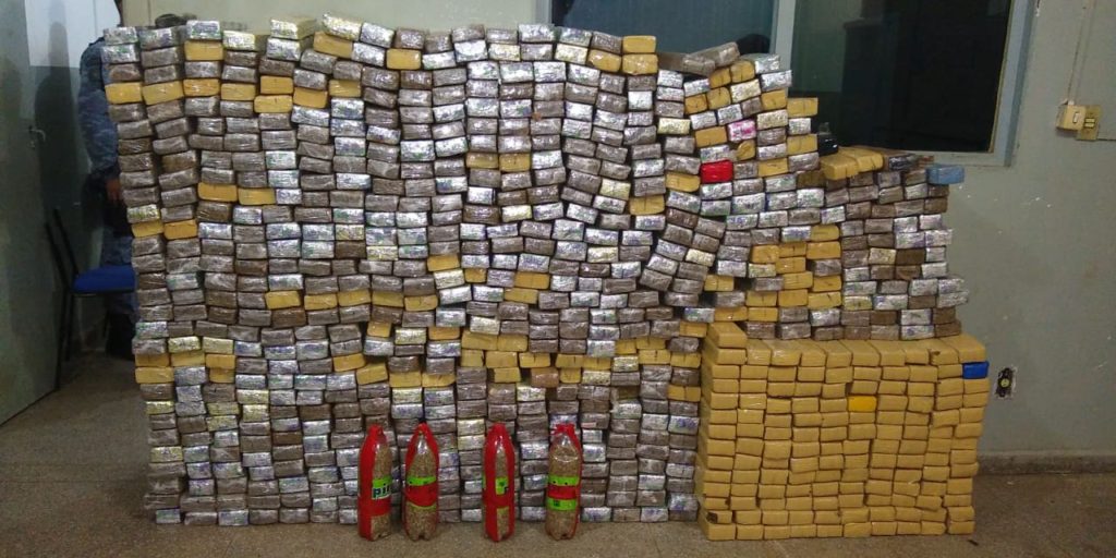 CARRO RECHEADO: JOVENS SÃO FLAGRADOS COM QUASE 800 QUILOS DE MACONHA - News Rondônia