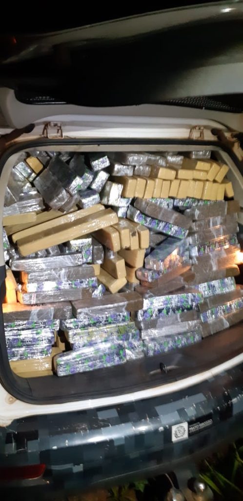 CARRO RECHEADO: JOVENS SÃO FLAGRADOS COM QUASE 800 QUILOS DE MACONHA - News Rondônia