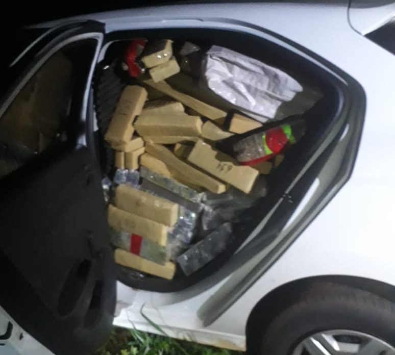 CARRO RECHEADO: JOVENS SÃO FLAGRADOS COM QUASE 800 QUILOS DE MACONHA - News Rondônia
