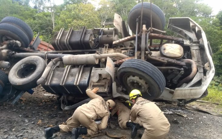 CARRETA VIRA E HOMEM FICA PRESO EM FERRAGENS - VEJA FOTOS - News Rondônia