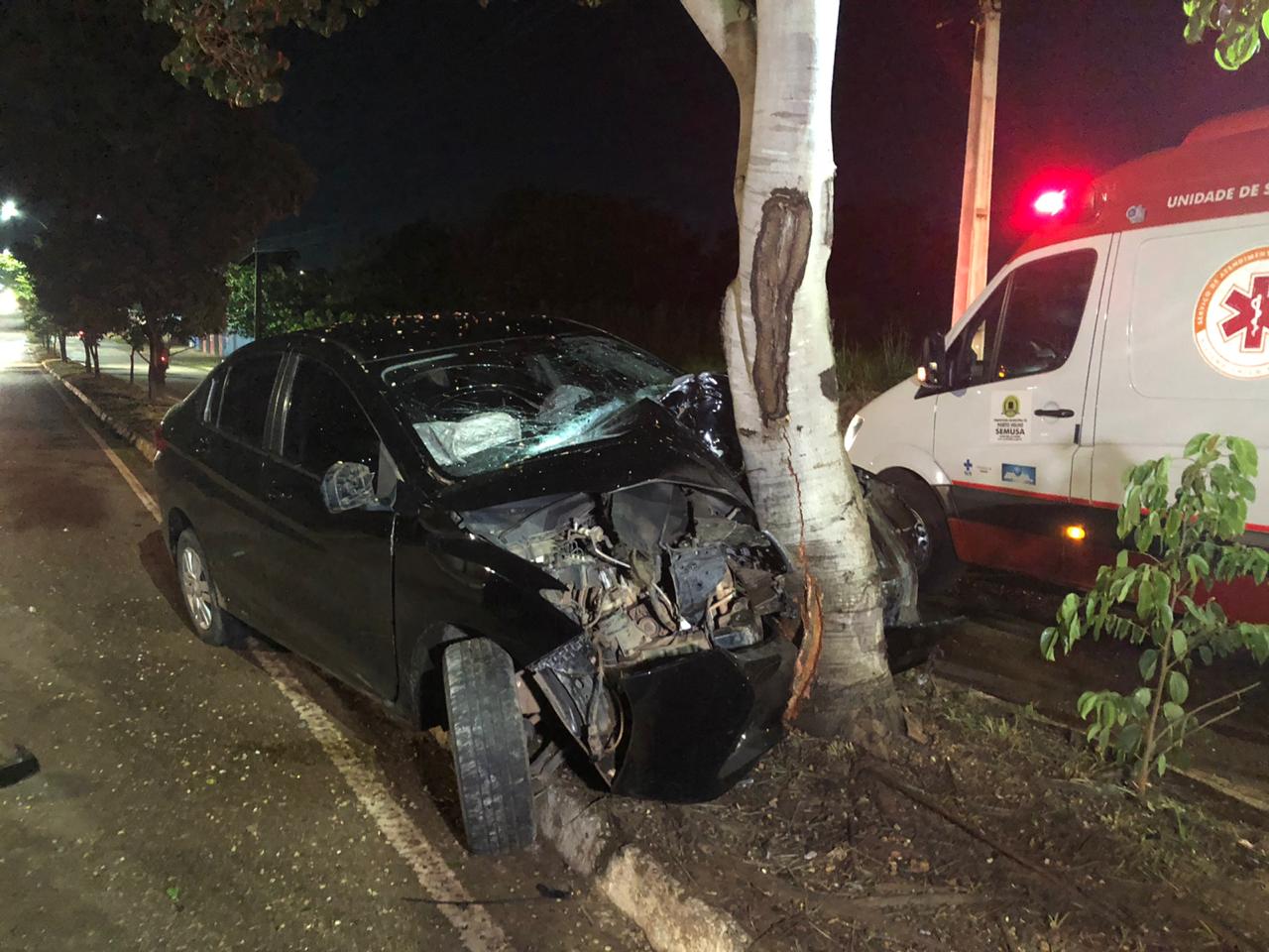 Motorista é socorrido em estado grave após perder controle de carro e bater contra árvore - News Rondônia