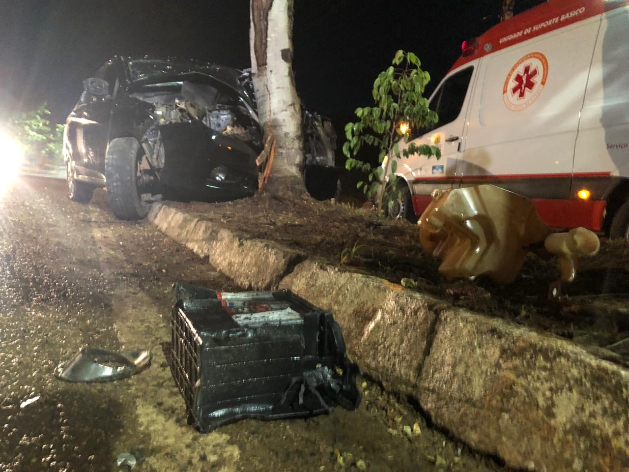 Motorista é socorrido em estado grave após perder controle de carro e bater contra árvore - News Rondônia