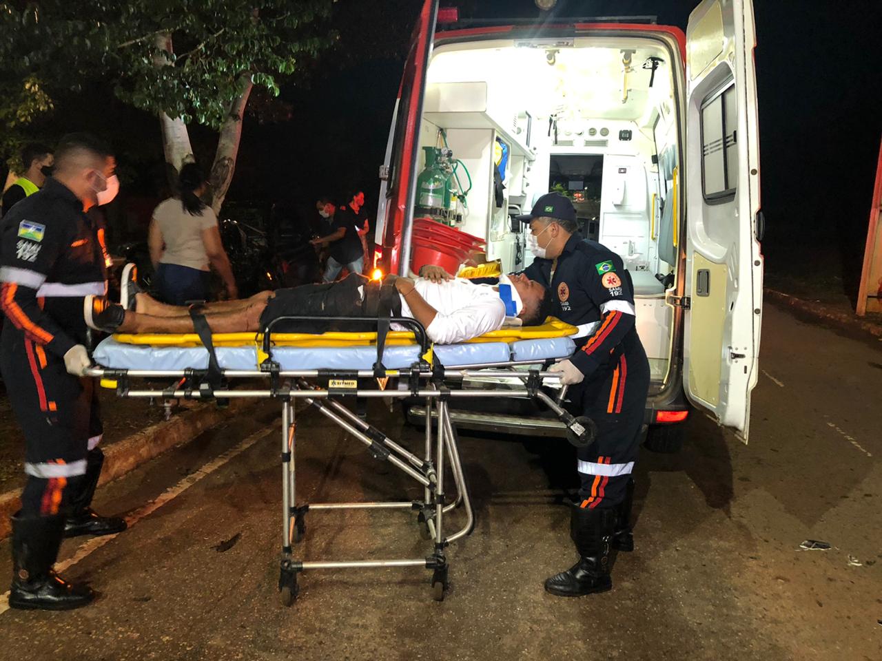 Motorista é socorrido em estado grave após perder controle de carro e bater contra árvore - News Rondônia