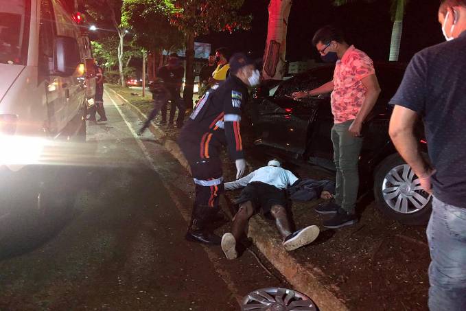 Motorista é socorrido em estado grave após perder controle de carro e bater contra árvore - News Rondônia