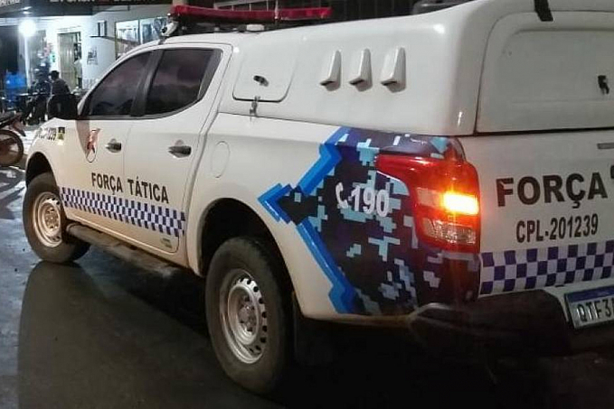 VALENTÕES: Rapazes avançam contra policiais após receberem ordem para baixar volume de som e acabar com aglomeração - News Rondônia