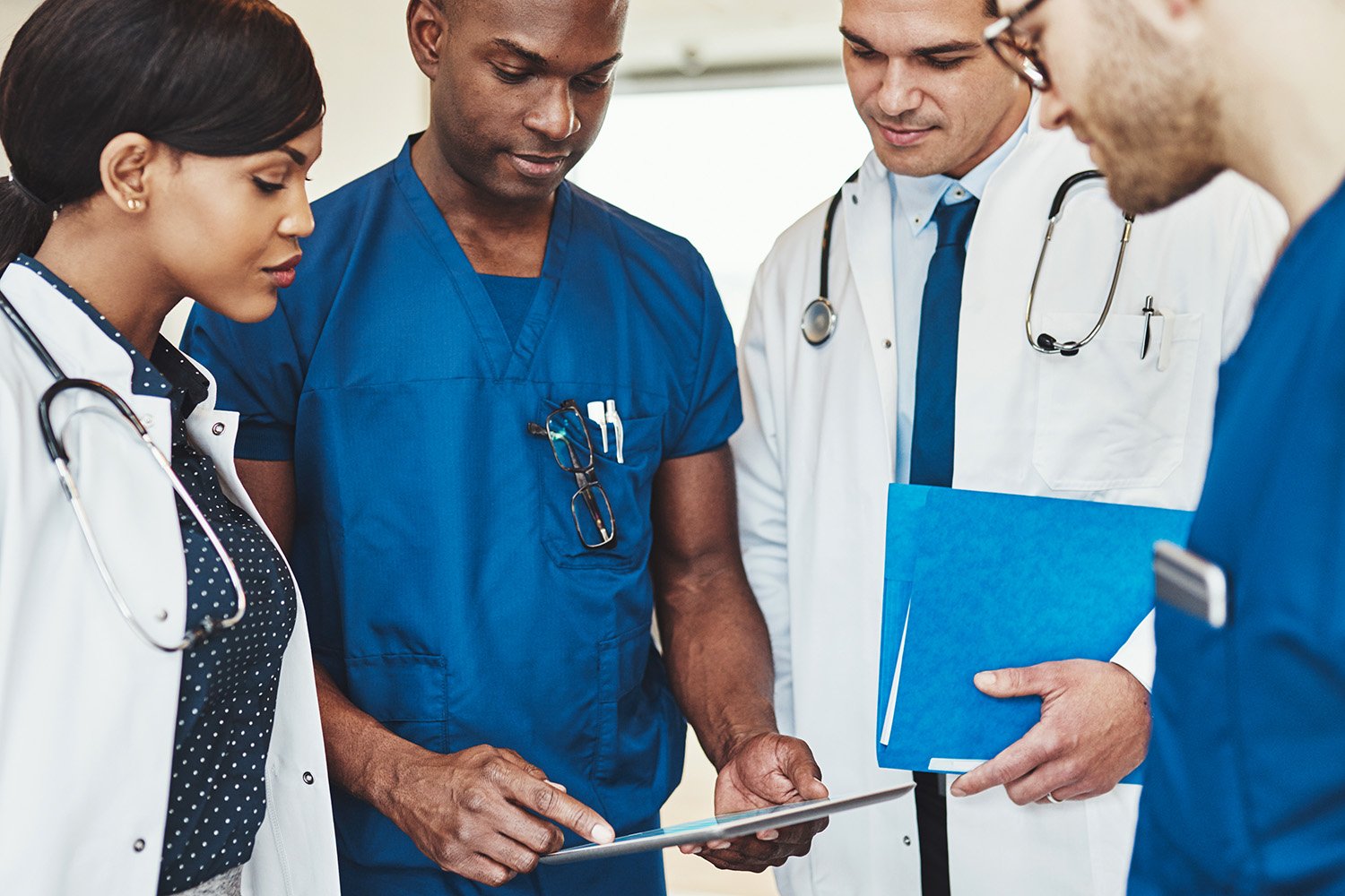INSCRIÇÕES DO SELETIVO PARA CONTRATAR MÉDICOS ESPECIALISTAS E OUTROS PROFISSIONAIS VÃO ATÉ 04 DE MAIO, EM JARU - News Rondônia