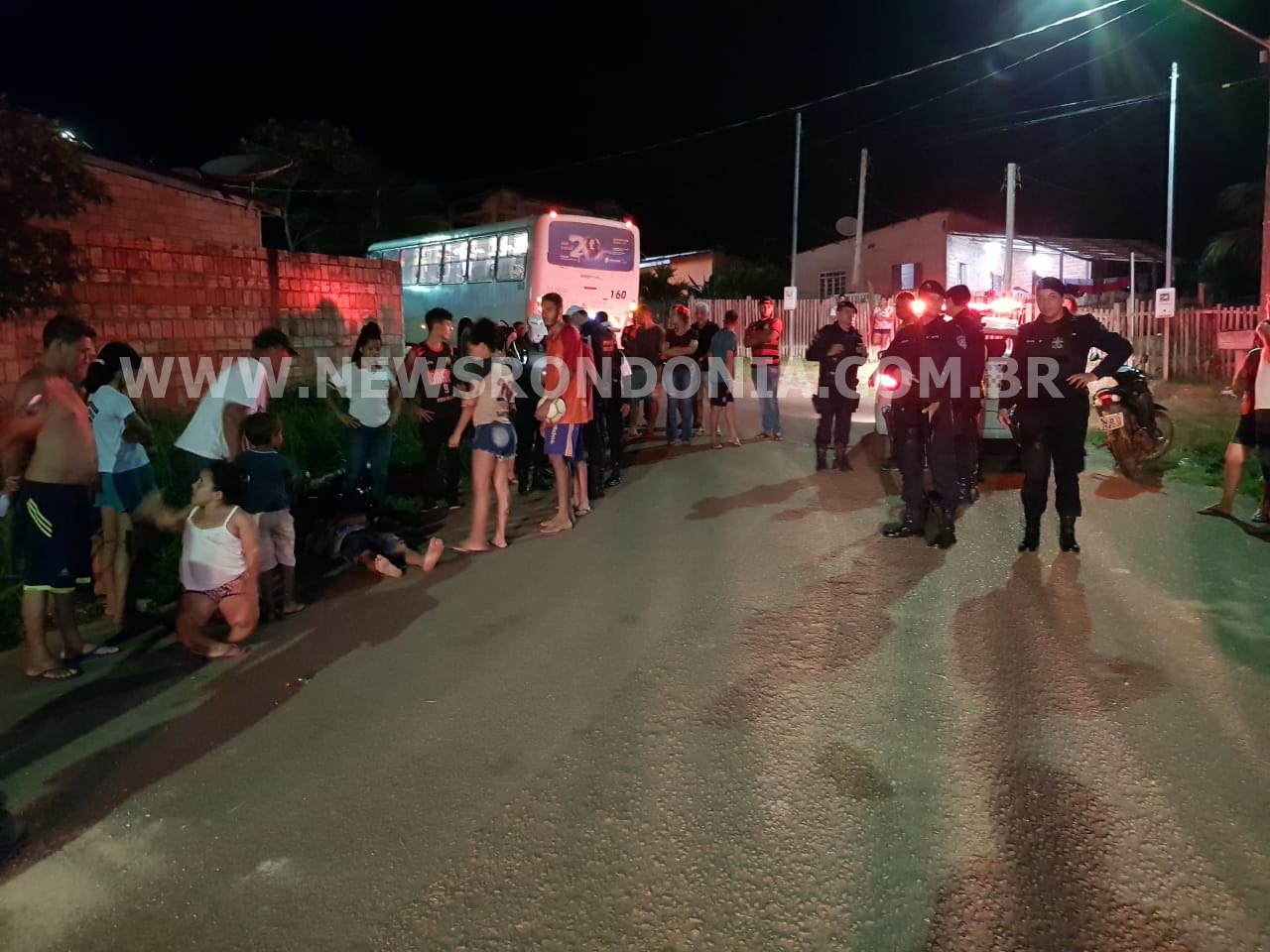 ACIDENTE ENTRE ÔNIBUS E MOTO DEIXA UMA PESSOA FERIDA NO BAIRRO AREIA BRANCA - News Rondônia