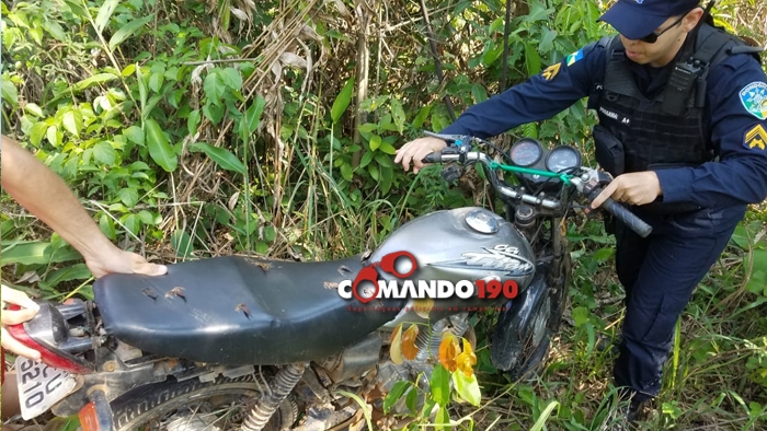 MORADOR ENCONTRA DUAS MOTOCICLETAS ROUBADAS ESCONDIDAS NO MEIO DO MATO, EM JI-PARANÁ - News Rondônia
