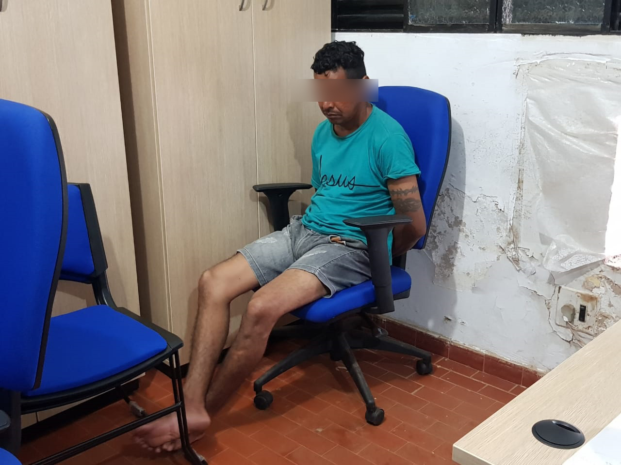 POLÍCIA PRENDE APENADO QUE MATOU A GOLPES DE FACA USUÁRIO DE DROGAS NO TERMINAL DE INTEGRAÇÃO - News Rondônia