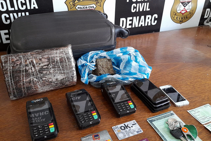 NO CENTRO: Denarc prende traficante com mala de droga avaliada em 10 mil reais - News Rondônia