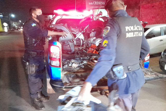 DENÚNCIA: Suspeito é flagrado com celulares e moto roubada em residência na zona leste - News Rondônia