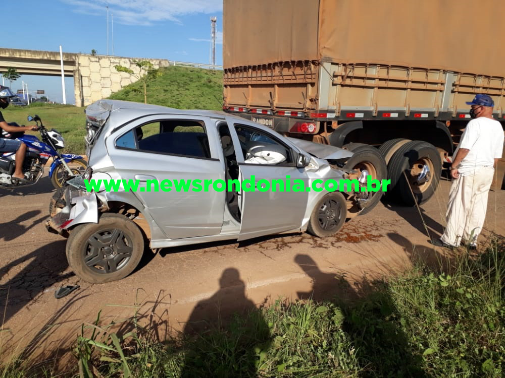 VEJA VÍDEO - Carro é esmagado por carreta e caminhão baú, em Porto Velho - News Rondônia