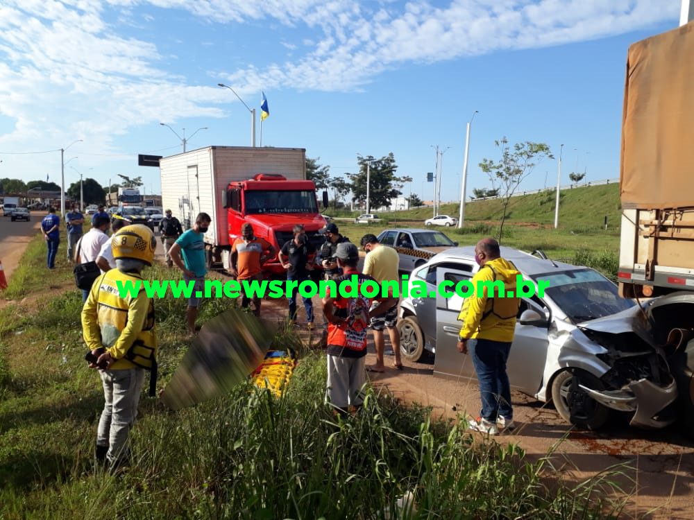 VEJA VÍDEO - Carro é esmagado por carreta e caminhão baú, em Porto Velho - News Rondônia
