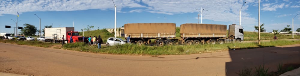VEJA VÍDEO - Carro é esmagado por carreta e caminhão baú, em Porto Velho - News Rondônia