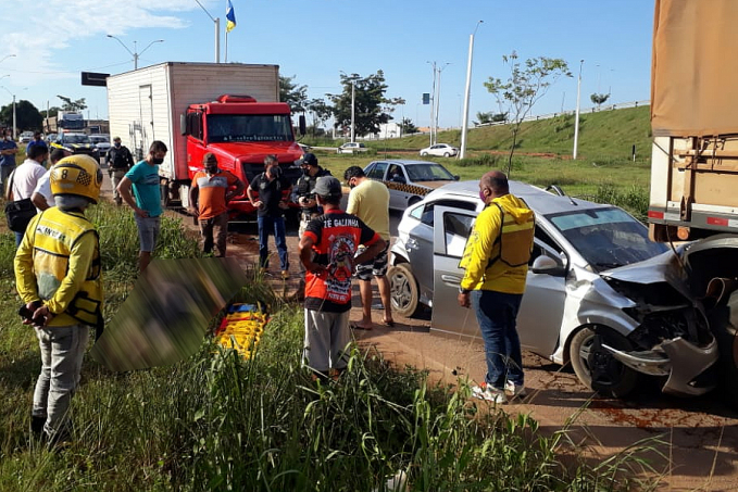 VEJA VÍDEO - Carro é esmagado por carreta e caminhão baú, em Porto Velho - News Rondônia