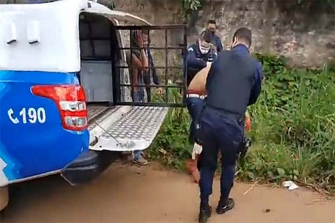 Assaltantes trocam tiros com a Polícia, causam acidente e são espancados por populares em Porto Velho - News Rondônia