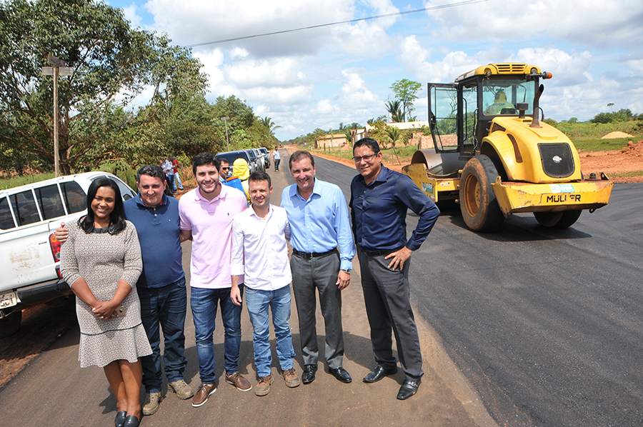 PREFEITO FISCALIZA OBRA DE ASFALTAMENTO NA RUA GOIANÉSIA, NA ZONA LESTE - News Rondônia