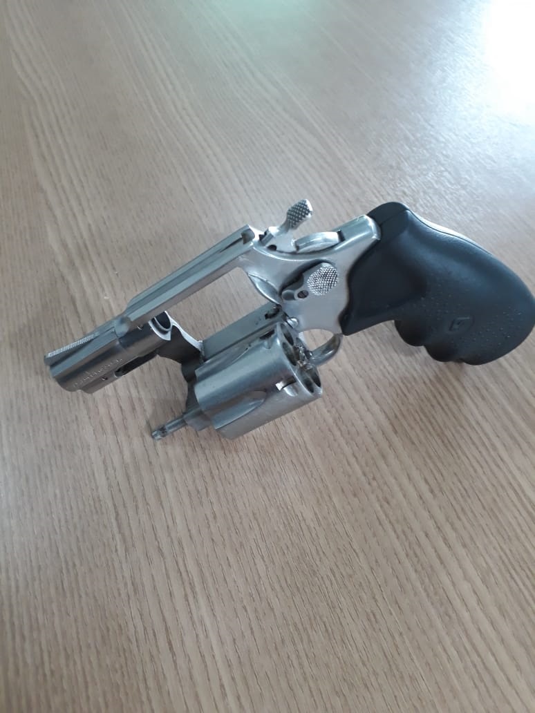 LEVOU A PIOR - HOMEM MANUSEIA ARMA E ATIRA CONTRA O PRÓPRIO CORPO; FOI PRESO - News Rondônia