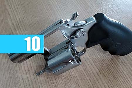 LEVOU A PIOR - HOMEM MANUSEIA ARMA E ATIRA CONTRA O PRÓPRIO CORPO; FOI PRESO - News Rondônia