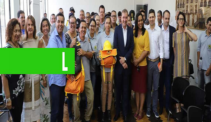 PREFEITO ENTREGA UNIFORMES PARA AGENTES DE COMBATE A ENDEMIAS - News Rondônia
