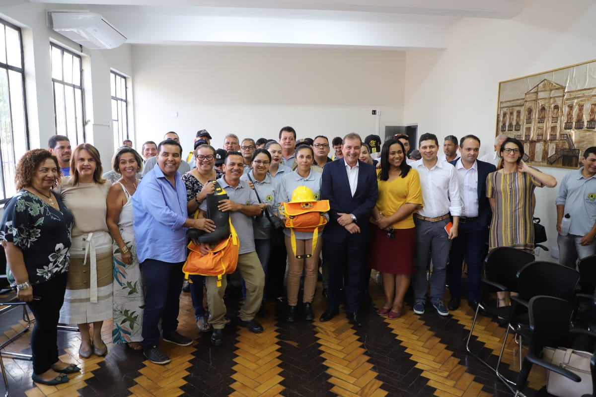 PREFEITO ENTREGA UNIFORMES PARA AGENTES DE COMBATE A ENDEMIAS - News Rondônia