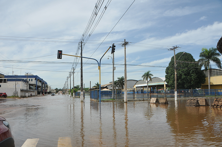 TRÂNSITO: PREFEITURA REFORÇA MONITORAMENTO DE RUAS E AVENIDAS EM ÁREAS ALAGADAS - News Rondônia
