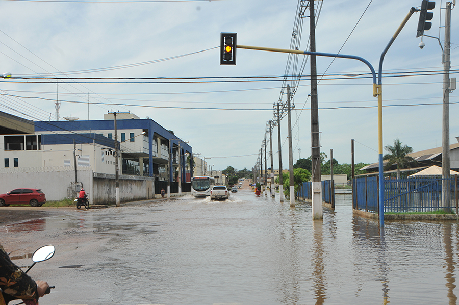 TRÂNSITO: PREFEITURA REFORÇA MONITORAMENTO DE RUAS E AVENIDAS EM ÁREAS ALAGADAS - News Rondônia