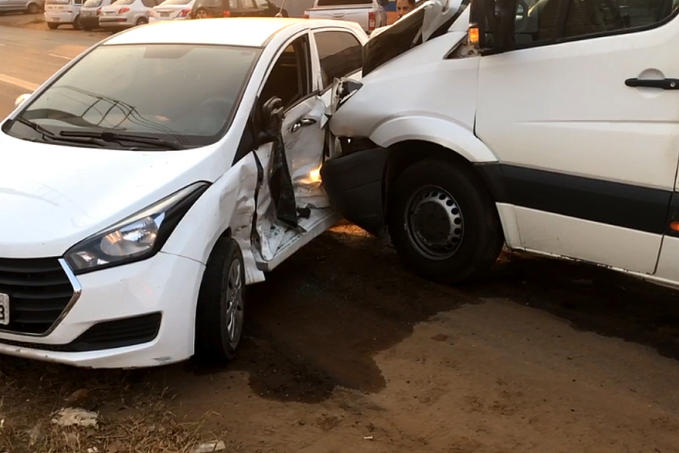 LEVANDO PACIENTE: Carro invade preferencial e causa acidente com ambulância em Porto Velho - News Rondônia
