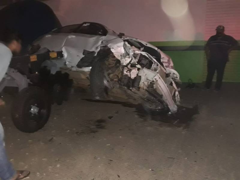 Para não atropelar mulher e criança, motorista freia bruscamente, atinge implementos agrícolas e carro fica destruído - News Rondônia