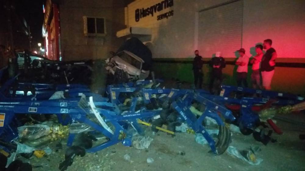 Para não atropelar mulher e criança, motorista freia bruscamente, atinge implementos agrícolas e carro fica destruído - News Rondônia