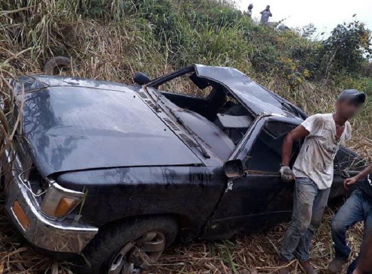 MOTORISTA FICA FERIDO APÓS CAPOTAR CAMINHONETE EM RIBANCEIRA NA BR-364 - News Rondônia
