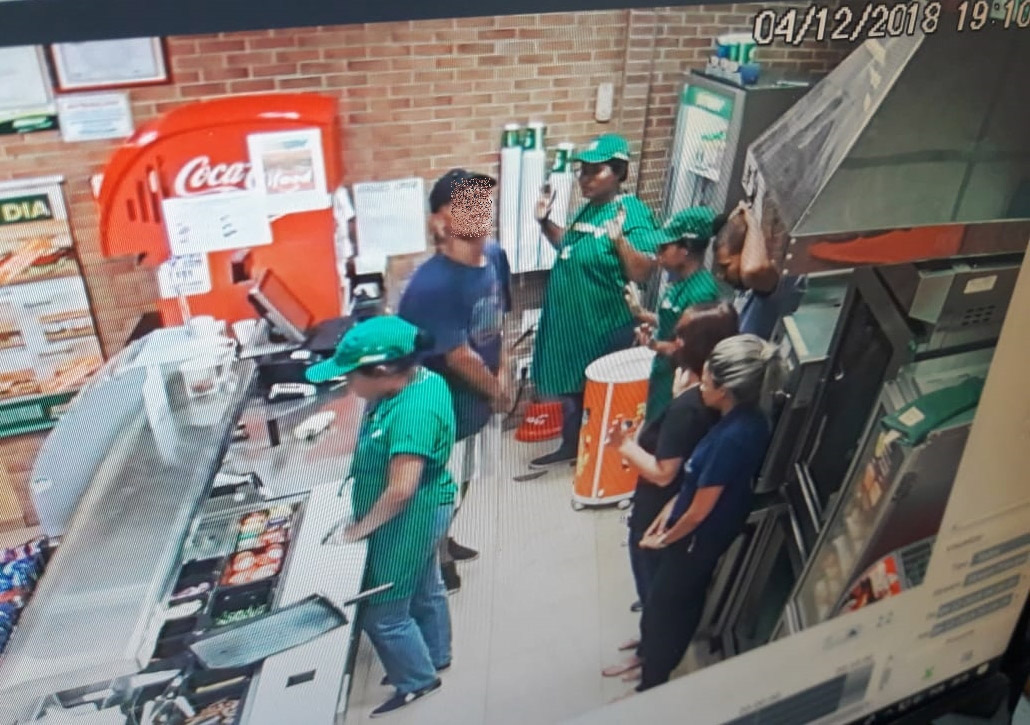 VÍDEO - ASSALTANTE É FLAGRADO RENDENDO CLIENTES E FUNCIONÁRIOS DO SUBWAY - News Rondônia