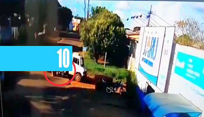 JARU: IMAGENS IMPRESSIONANTES!! MOTOCICLISTA SE LEVANTA ANTES DE SER ESMAGADA POR CAMINHÃO - News Rondônia