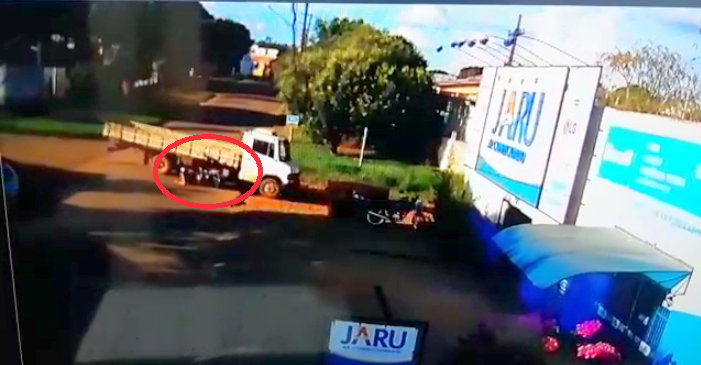JARU: IMAGENS IMPRESSIONANTES!! MOTOCICLISTA SE LEVANTA ANTES DE SER ESMAGADA POR CAMINHÃO - News Rondônia