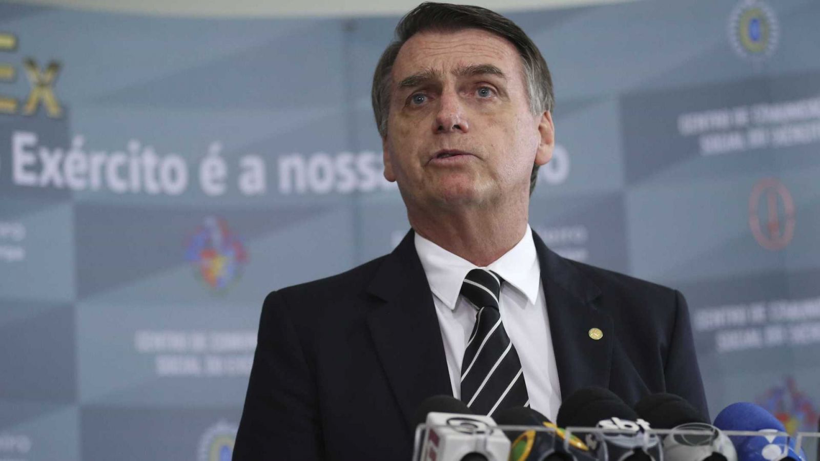 BOLSONARO PARABENIZA POLICIAL POR MATAR HOMEM QUE FEZ IDOSA REFÉM NO RJ - News Rondônia