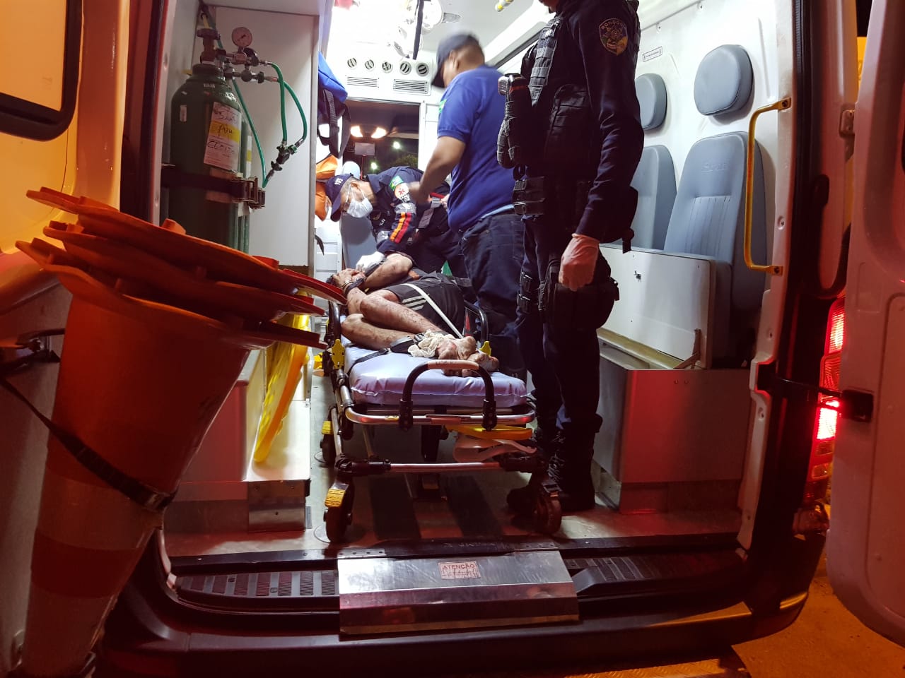 HOMEM É AGREDIDO POR POPULARES APÓS SER SUSPEITO DE INVADIR RESIDÊNCIAS NA CAPITAL - News Rondônia