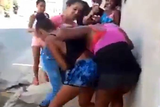 VEJA VÍDEO - Jovem conhecida como Piolhenta leva surra por causa de fofoca na vizinhança - News Rondônia