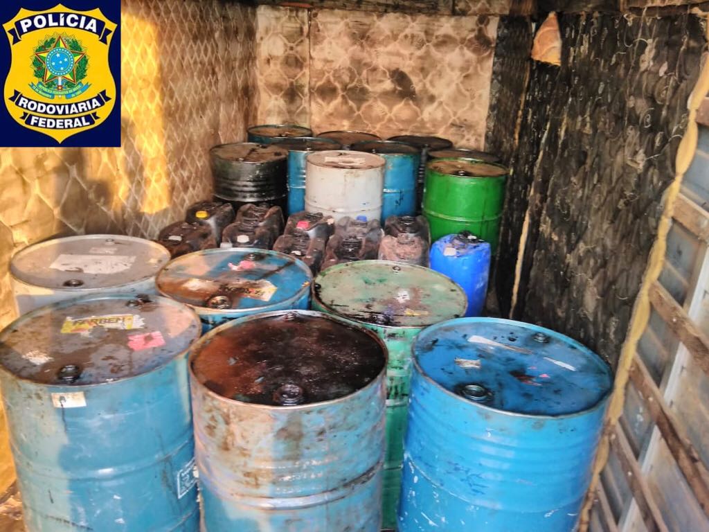 PRF FLAGRA TRANSPORTE IRREGULAR DE 3.800 LITROS DE SUBSTÂNCIA TÓXICA - News Rondônia