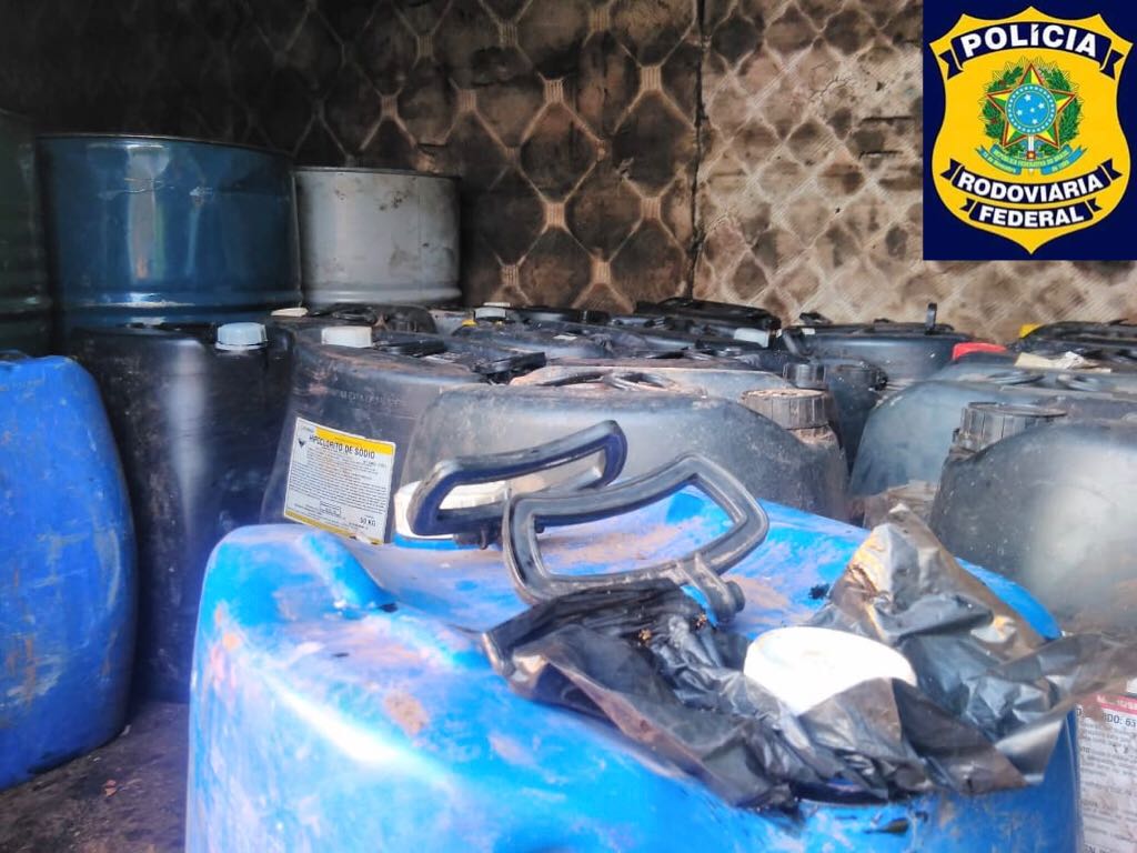 PRF FLAGRA TRANSPORTE IRREGULAR DE 3.800 LITROS DE SUBSTÂNCIA TÓXICA - News Rondônia