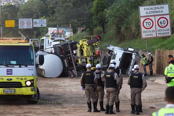 Caminhão perde os freios e bate em três carros no Anel Rodoviário - News Rondônia