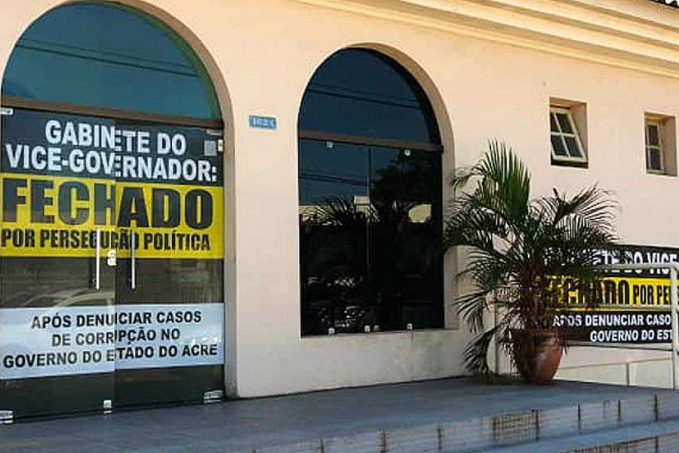 No Acre, vice-governador fecha gabinete e manda anunciar em faixa: fechado por perseguição do governo de Gladson Cameli" - News Rondônia