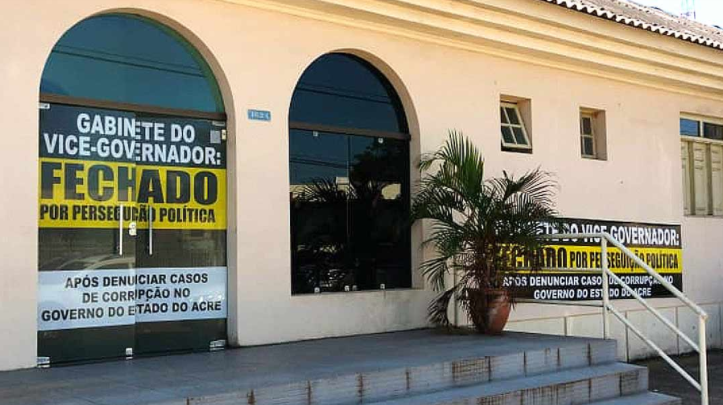 No Acre, vice-governador fecha gabinete e manda anunciar em faixa: fechado por perseguição do governo de Gladson Cameli" - News Rondônia