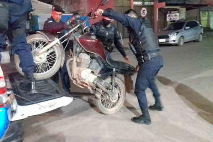 DESMANCHE - Polícia recebe denúncia e prende mulher com duas motos roubadas - News Rondônia