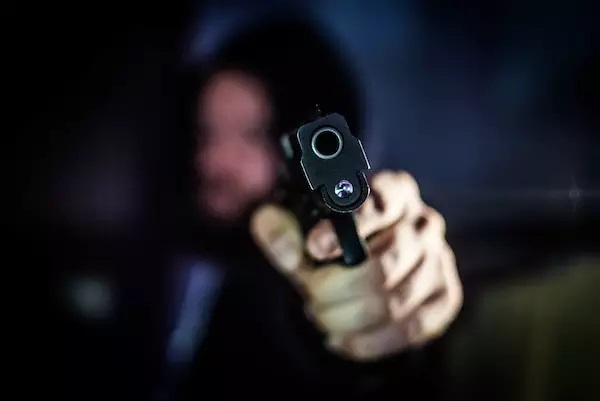 JOVEM QUE FUMAVA MACONHA É MORTO A TIROS - News Rondônia