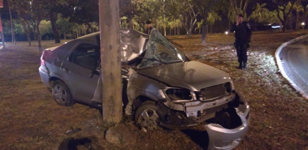 HOMEM AGRIDE MULHER, FOGE DE POLICIAIS E MORRE AO BATER CARRO EM POSTE NO DF - News Rondônia